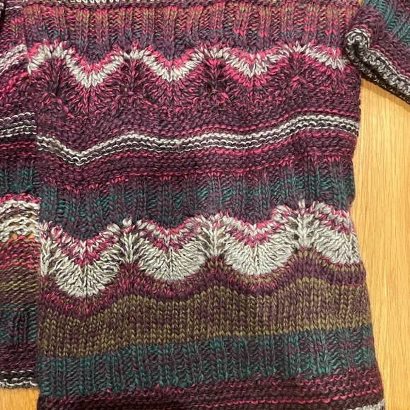 Jewel-toned cardigan with 1 decorative bottom. Wool & acrylic - Picture 2 of 4